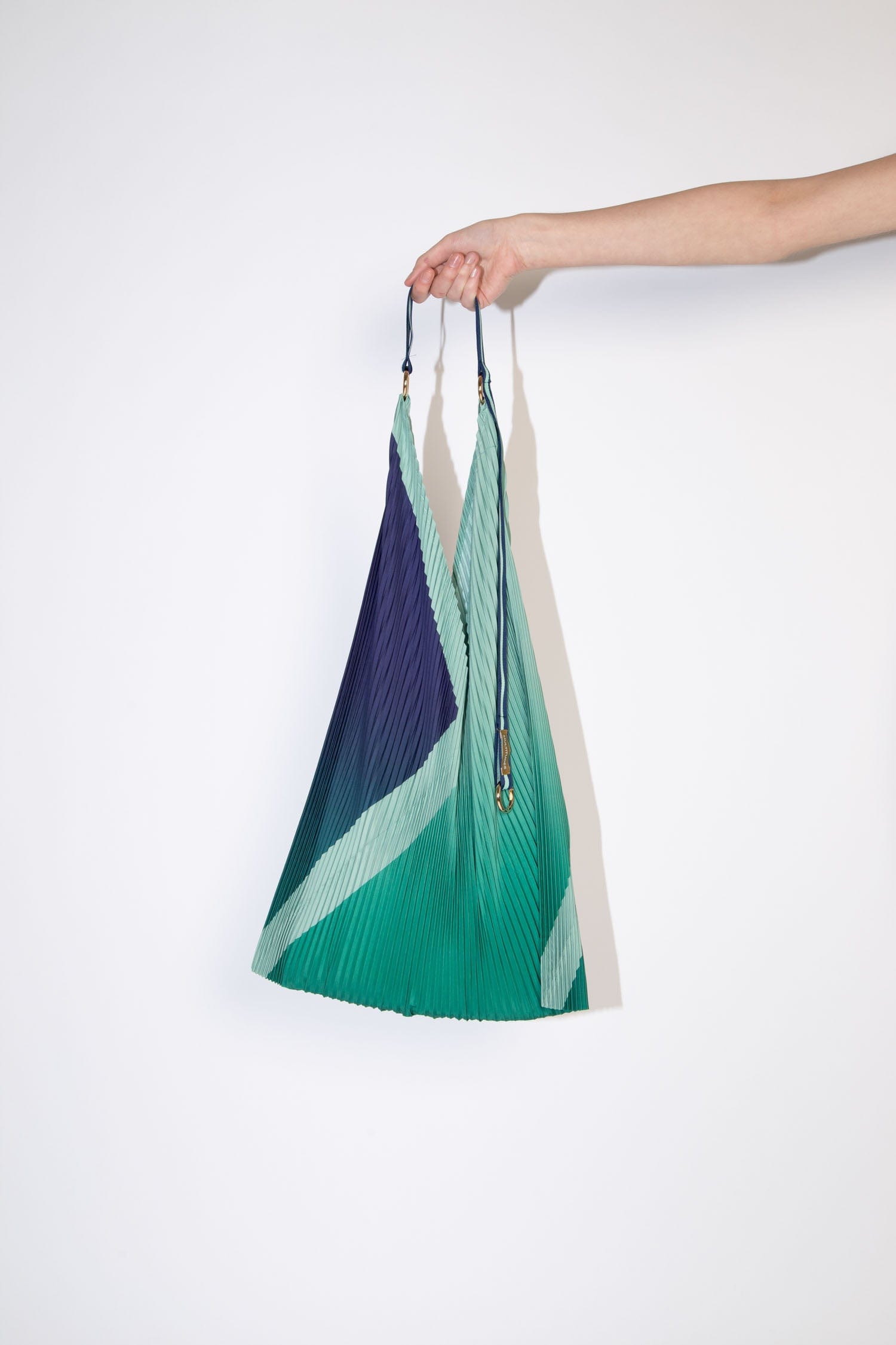 Multitudes Bags Y bag plissettata in raso Monica Green