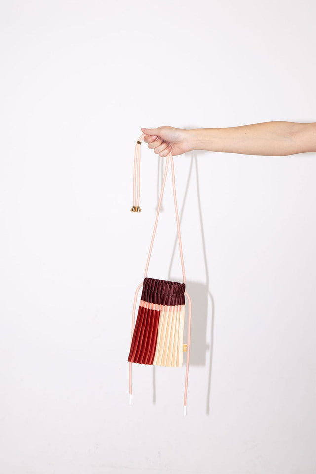Multitudes Bags Mini bag plissettata in raso Black