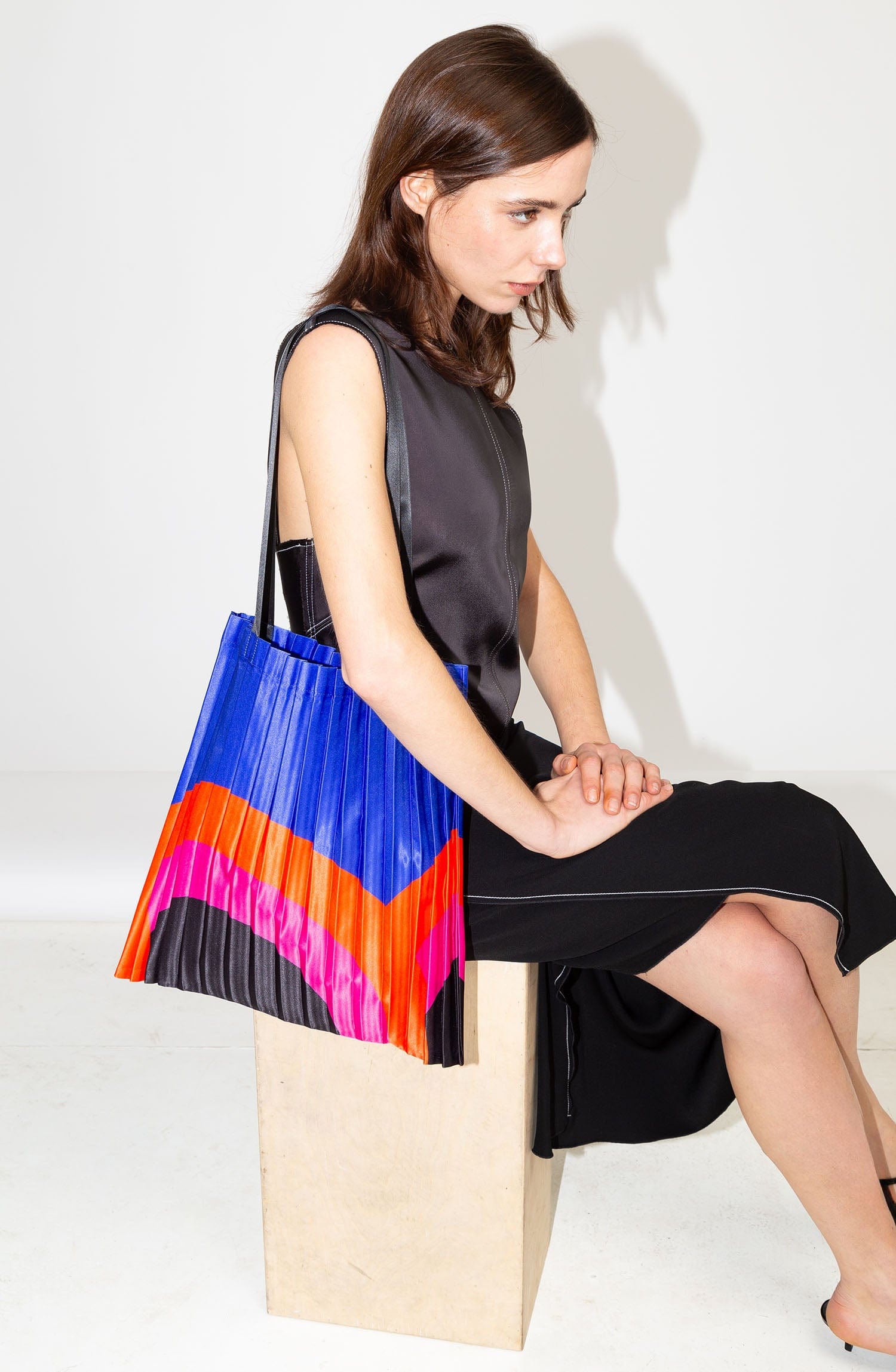 Multitudes Bags Tote bag plissettata in raso Rainbow