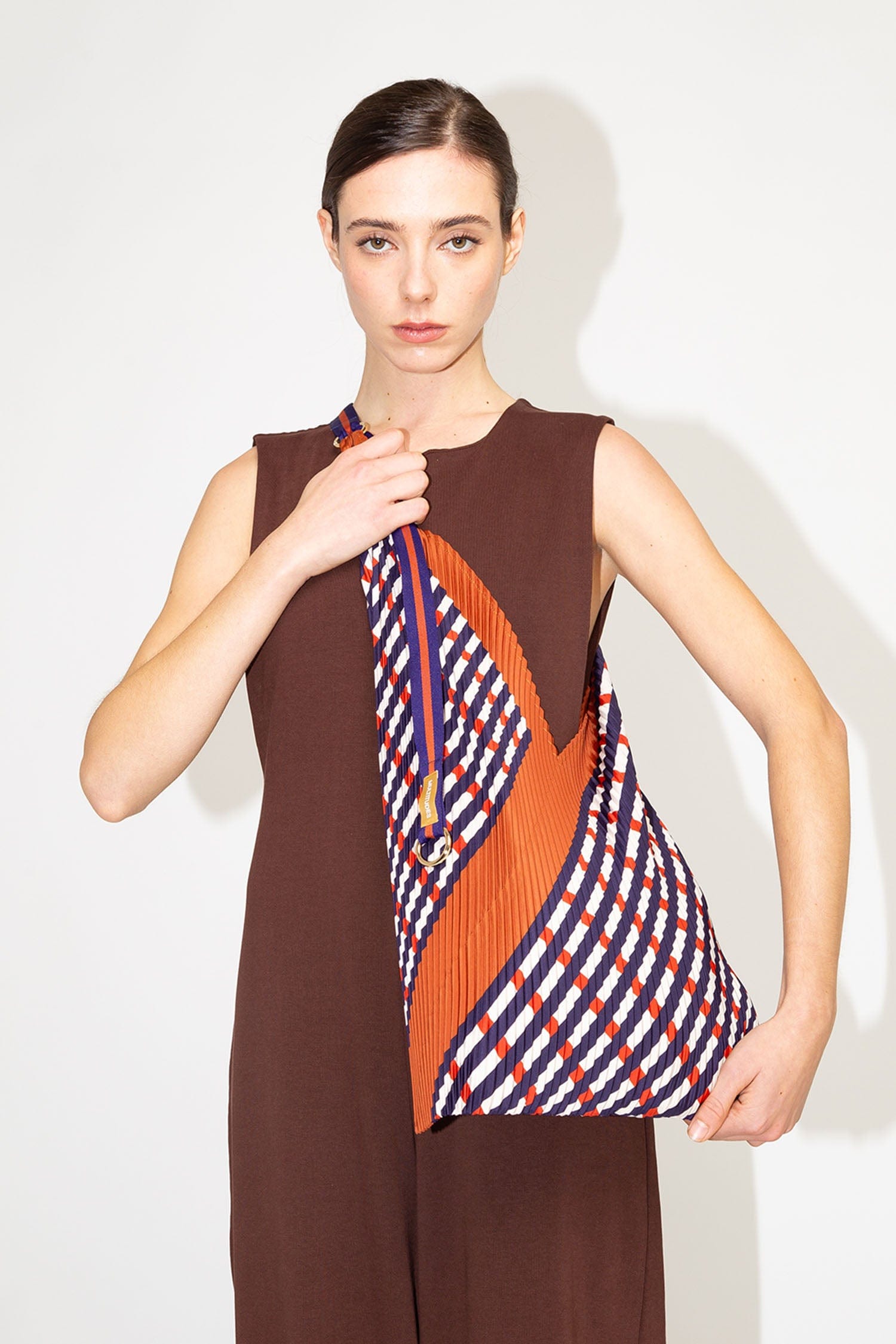 Multitudes Bags Y bag plissettata in raso Sophia Terracotta