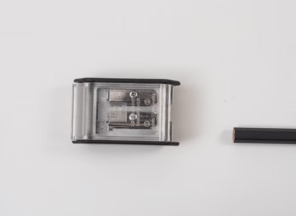 Carica video: Temperamatite two-step Blackwing White